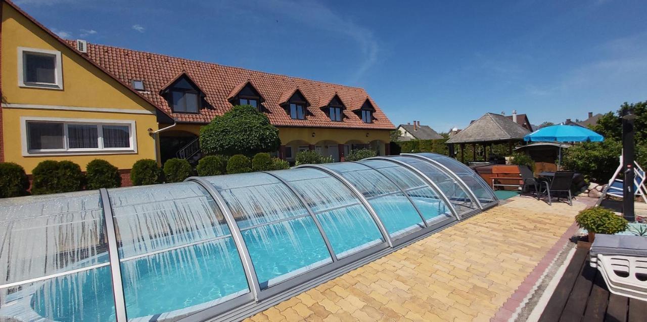 Holp Panzio Hotel Balatonföldvár Eksteriør billede