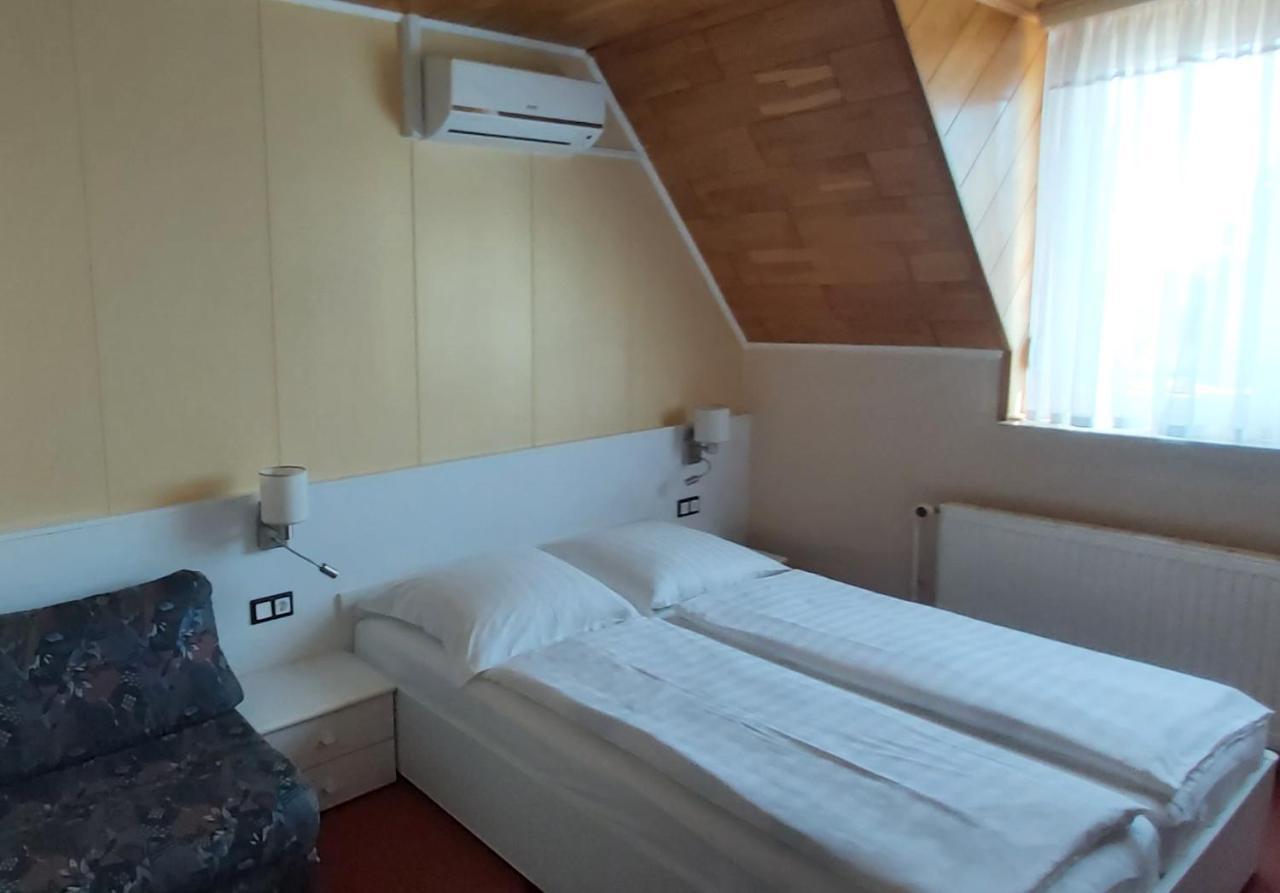 Holp Panzio Hotel Balatonföldvár Eksteriør billede