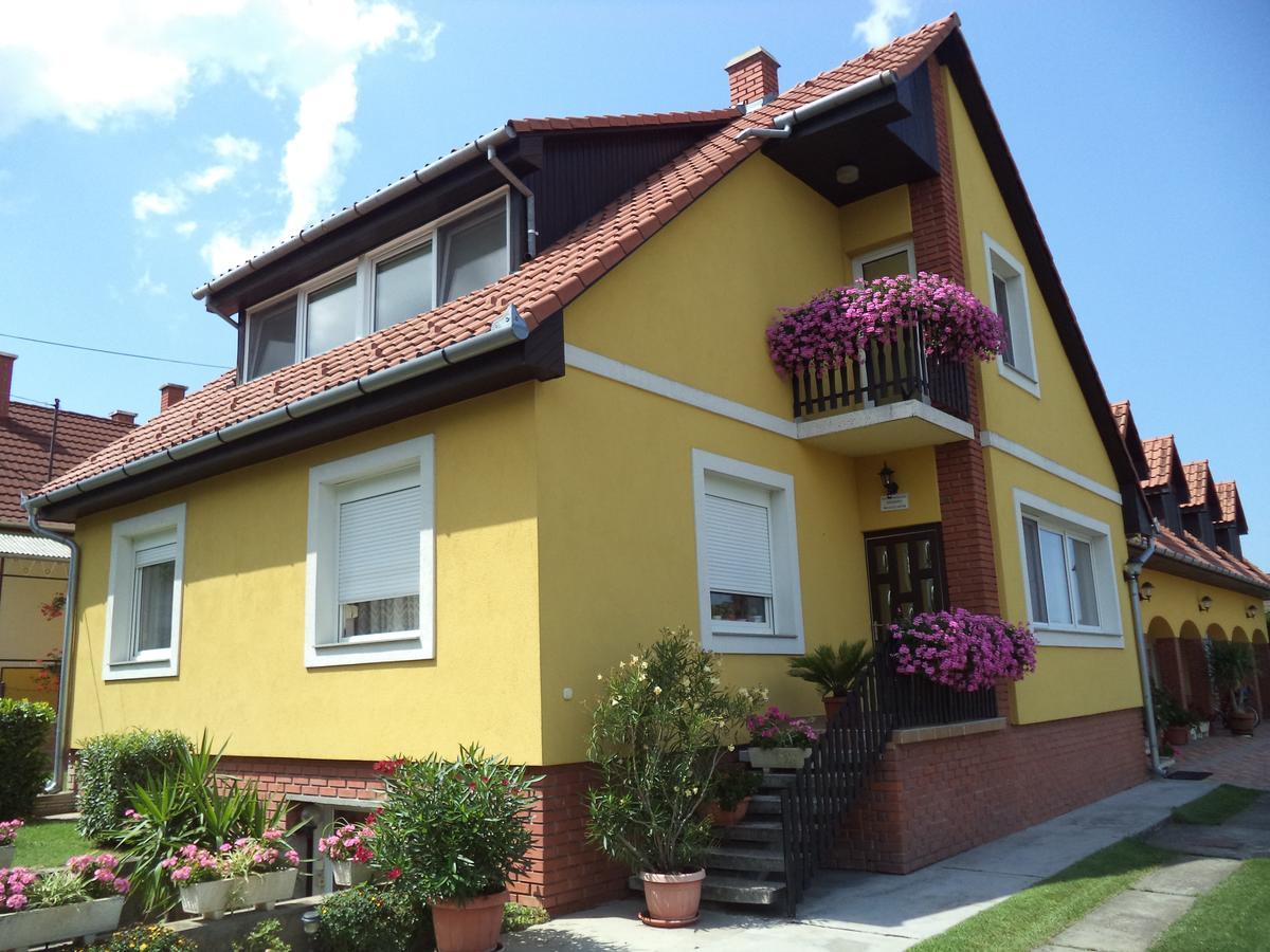 Holp Panzio Hotel Balatonföldvár Eksteriør billede